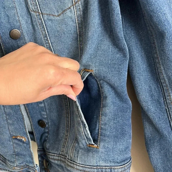 Universal Thread Medium Wash Lightly Distressed
Jean Jacket Size Small - Picture 10 of 14